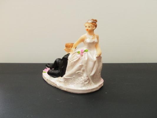  Свадебный сувенир - Жених на платье невесты 