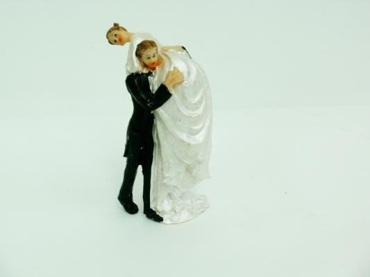  Свадебный сувенир - Жених и невеста на плечах 