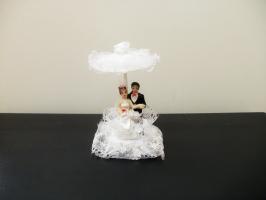  Свадебный сувенир - Жених и невеста под зонтиком Малые 