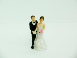  Свадебный сувенир - Жених и невеста  с маленьким букетом 