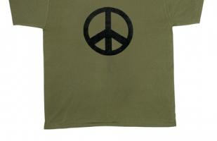 Оливковая футболка со знаком мира 