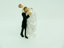  Свадебный сувенир - Жених и невеста на плечах 